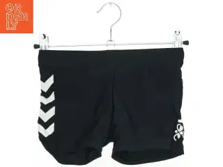 Badebukser med logo fra Hummel (str. 122)