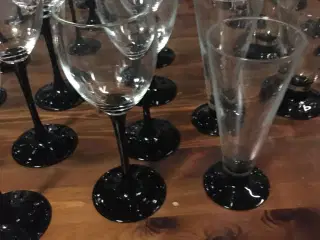 Glas på sort fod