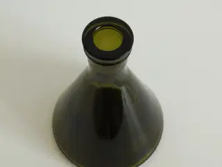 Ældre glasvase i grønt glas - Stemplet