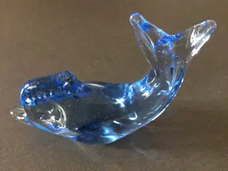 Delfin i lyseblå glas.