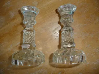 2 glas lysestager, i prasset glas