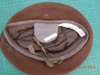 Militær baret for kvinder i forsvaret.