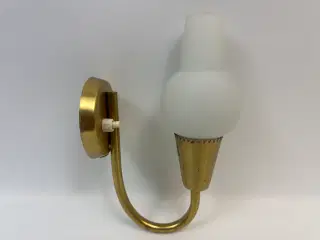 Vintage lampe i messing /opalglas (LYFA)