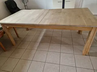 Spisebord i massiv eg
