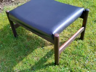 skammel fra 60'erne med sort skai i mørkbejdset te