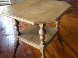 Antik bord i eg