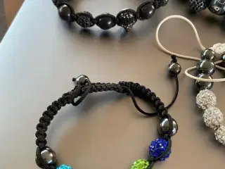 Nye knyttede armbånd