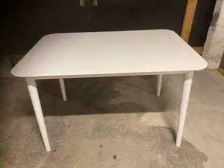 Brugt spisebord i hvid, sælges for 200,- kr.