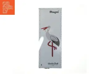 Magni træstork med rødt og blåt bånd fra Magni (str. 55 cm)