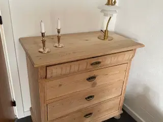 Kommode med 4 skuffer, højde 87 cm, bredde 91 cm, 