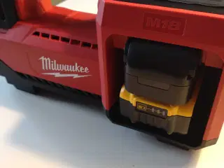 Milwaukee >>> Dewalt