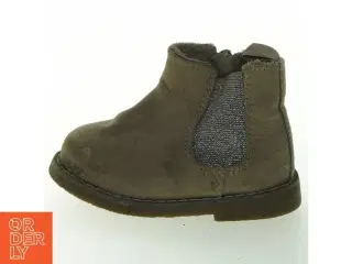 Brun børnestøvle med glimmerdetalje fra H&M (str. 18-19)