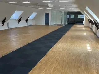 Lækkert lyst kontormiljø centralt i Odense C