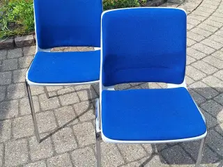 Stabel stol med polster i blå