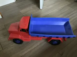 Stor lastbil fra ca 1980 i plastik