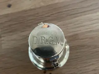 Messing morter DRGM i bunden. Højde 4 cm