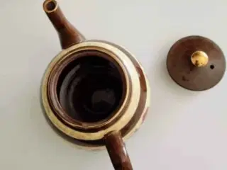 Vintage Brown Betty tepotte med gulddecor