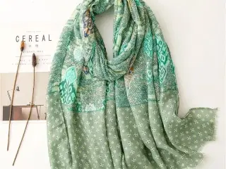 Multifarvet grøn tørklæde med frynser i smukke grø