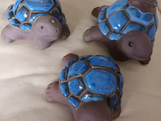 3 FLOTTE KERAMIK SKILDPADDER HAVEFIGURER