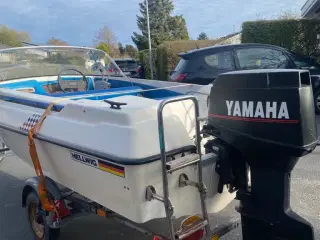 Hellwig speedbåd med 30 hp påhængsmotor og trailer