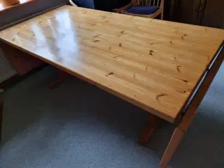 Massivt fyrretræsbord