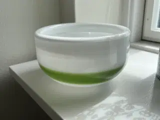 Glas skål opalhvid med grønt 