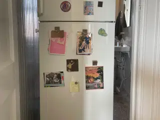 Køleskab med fryser 