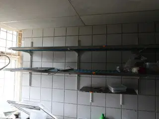 3 stk. fødevarehylder med indhold