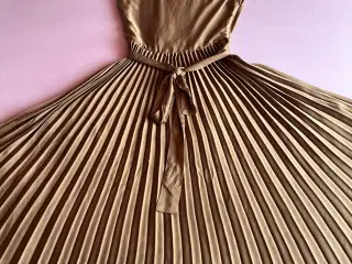 Flot mørkegul/lysebrun kjole fra H&M