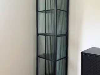 Vitrineskab sort metal og riflet glas 180 cm højt