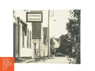 Sort/hvid fotografi af bygade (str. 50x40 cm)