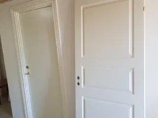 Massive hvide ind et døre med fyldning døre med f