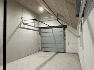 DET GAMLE MEJERI - Mejlbyvej 656, 8530 Hjortshøj - 50m2 nyistandsat hal med elektrisk ledhejseport 3x3 meter