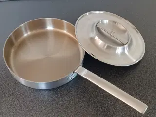 Sauterpande med låg. Fiskars. 26 cm. Ny ubrugt.