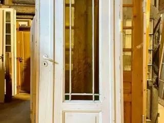 Smuk glasdør m. farvet glas og karm