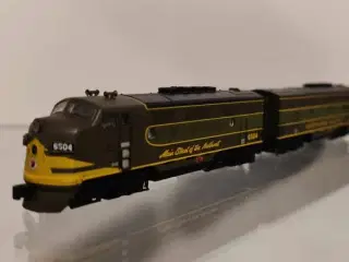 Modeltog. AZL F3 A/B diesel lokomotiver. Z skala.