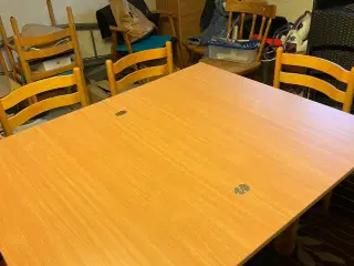 Spisebord med 6 stole