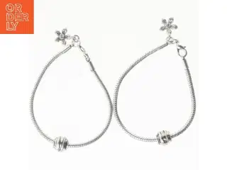 To armbånd med blomstervedhæng (str. 2 stk 17,5 cm)