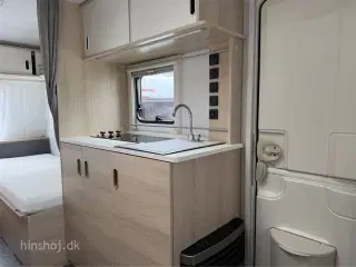 2021 - Adria Aviva 492 LU   Let rejsevogn med enkelsenge fra Hinshøj Caravan A/S