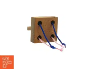 Træ puslespil med snore (str. 9 x 6 x 6 cm)
