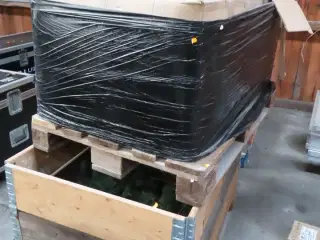 2 paller med julepynt