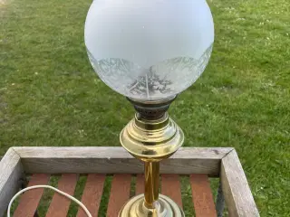 Bordlampe i messing med glaskuppel. 