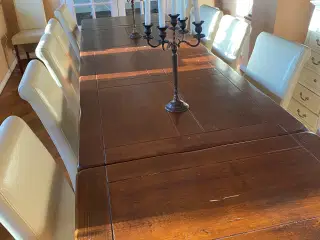 Langbord i massivt eg med 12 stole