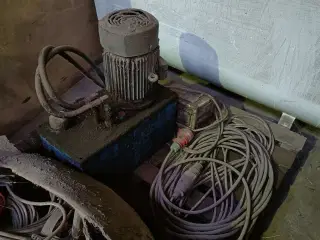 - - - - - - Hydraulikstation/Oliemotor