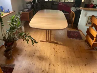 Spisebord i massiv bøg + 6 stole