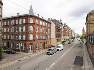 SÆLGES: Erhvervsandel med potentiale og højt til loftet i hjertet af Frederiksberg