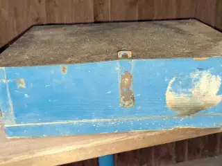 Blå trækasse med metallåg