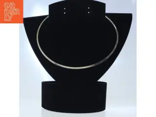 Sølvfarvet halskæde (str. 15 x 13 cm)