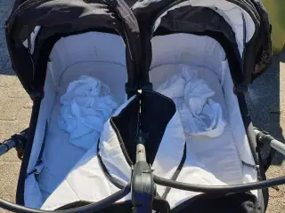 Tvillinge barne vogn og ekstra udstyr