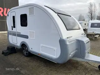 2026 - Adria Action 391 PD Tværstillet dobbeltseng, L-siddegruppe, LED-kanallys, TV-holder, alufælge, panorama-vindue, stort køleskab, el-gulv-varme, Truma Combi 4